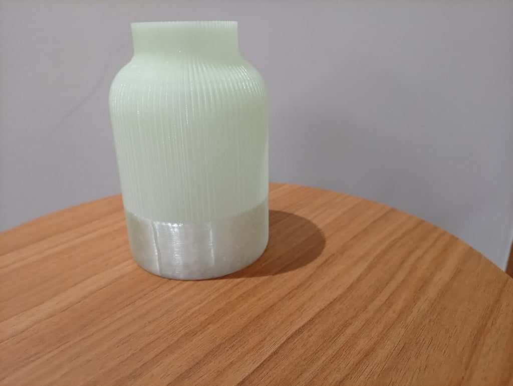 Vaso Japandi - Vista lateral sobre mesa redonda