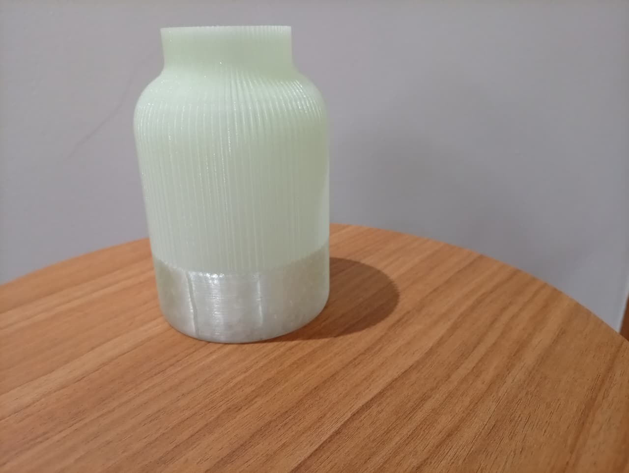 Vaso Japandi - Vista lateral sobre mesa redonda