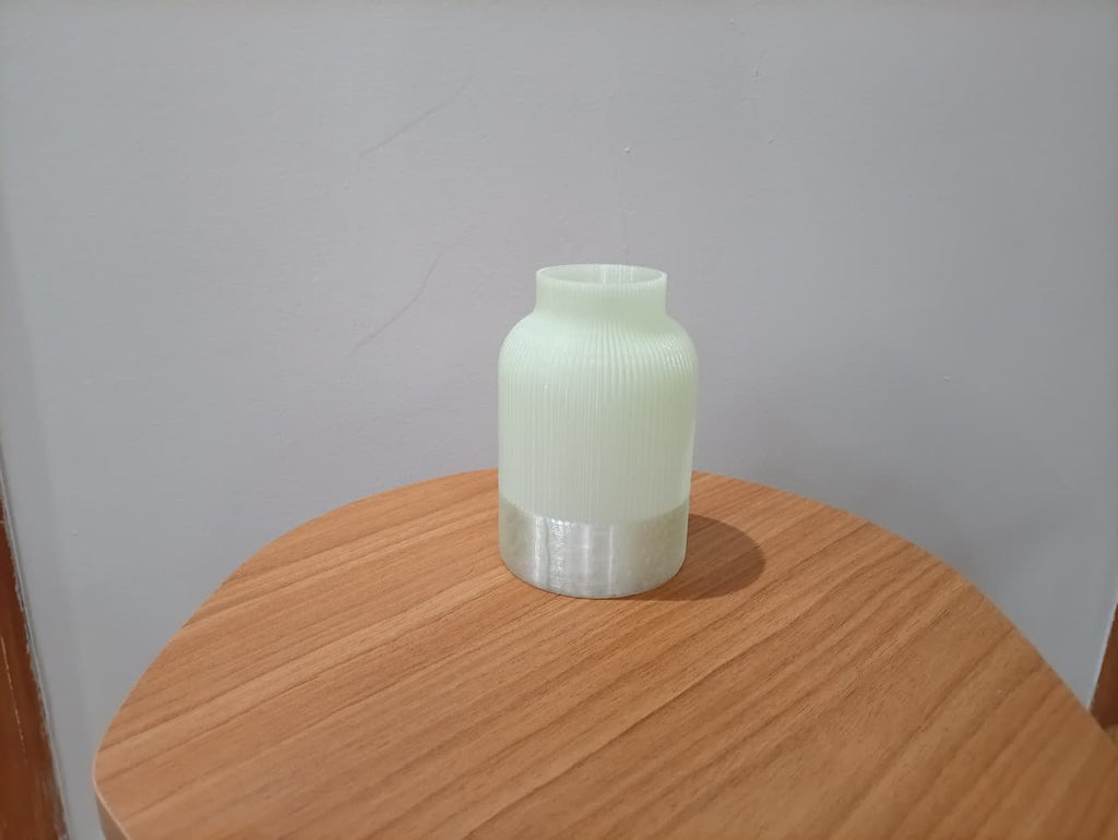 Vaso Japandi - Vista frontal sobre mesa redonda