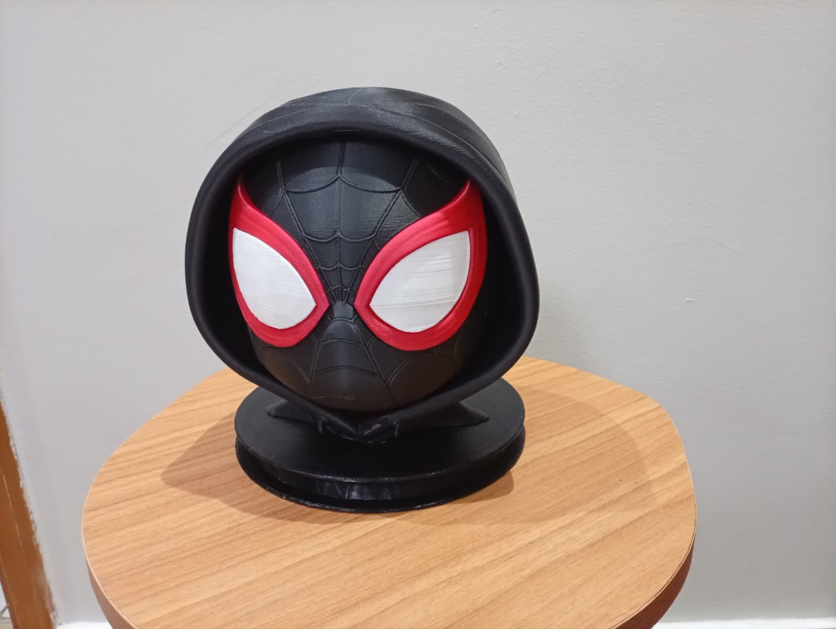 Cabeça decorativa de Miles Morales com capuz preto e base redonda, vista frontal