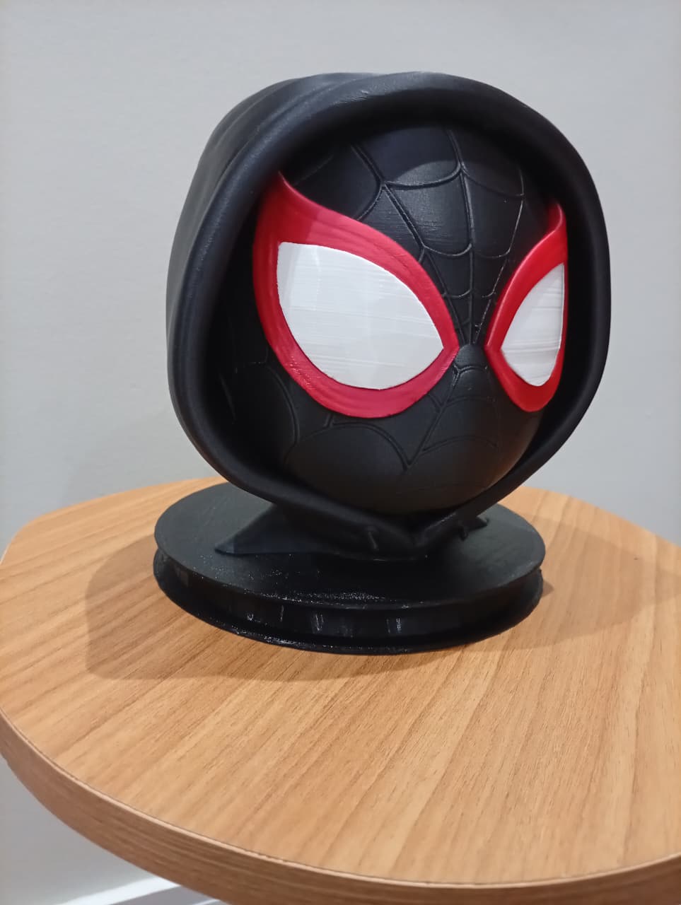 Detalhes da máscara de Miles Morales com olhos brancos e contornos vermelhos