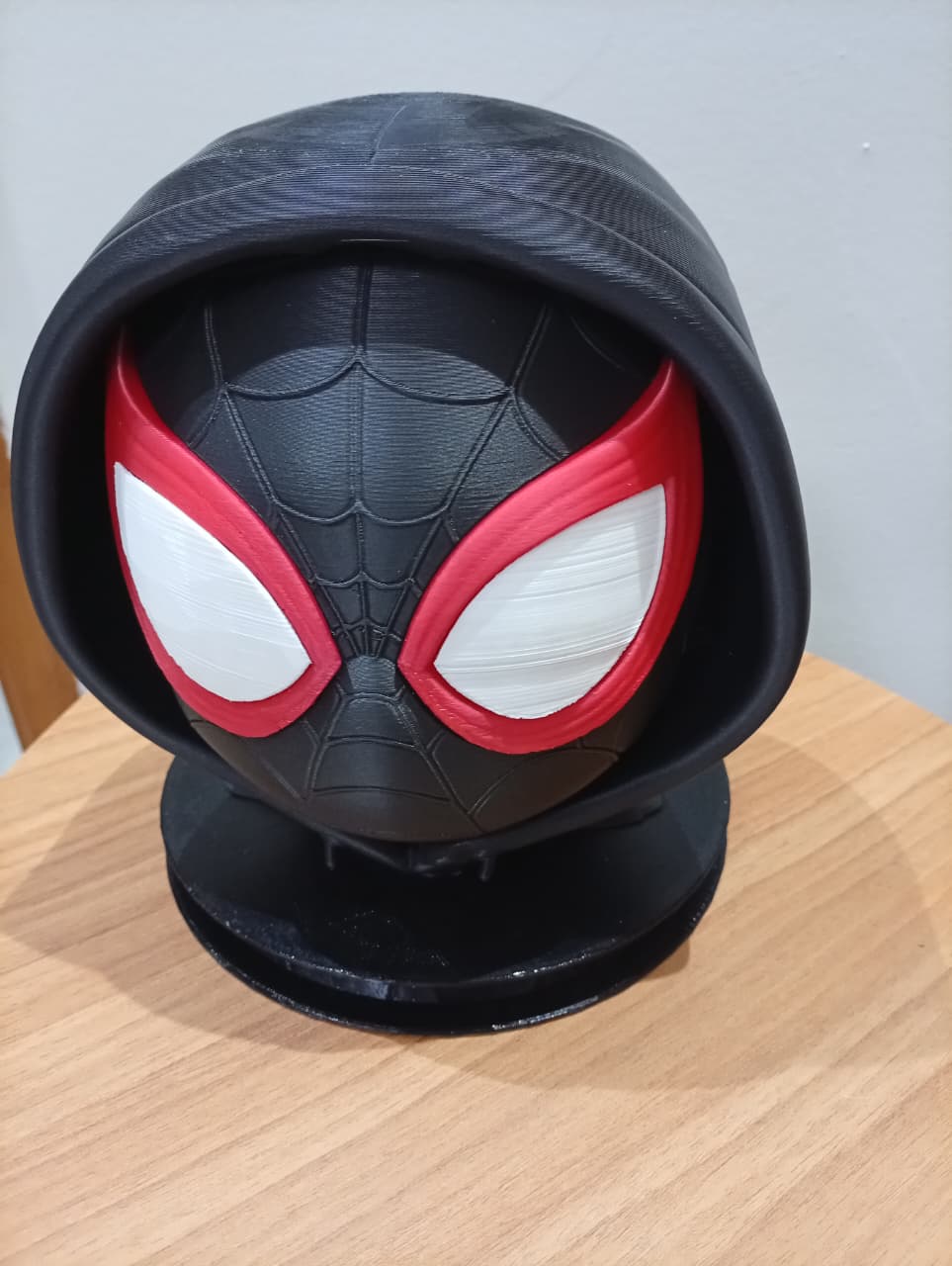 Cabeça decorativa de Miles Morales vista em ângulo